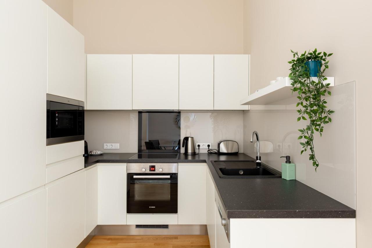 Lovely 2-Bedroom Apartment At The Vaci Street Budapest Exterior foto